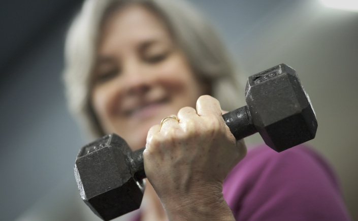 Musculação Feminina aos 60: Benefícios e Desafios