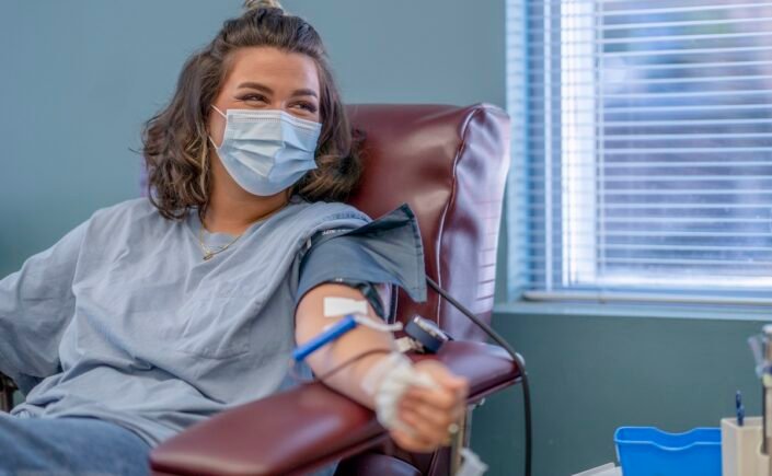 mulher ilustra benefícios de ser um doador de sangue de