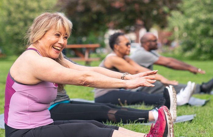 mulheres se exercitando em um parque