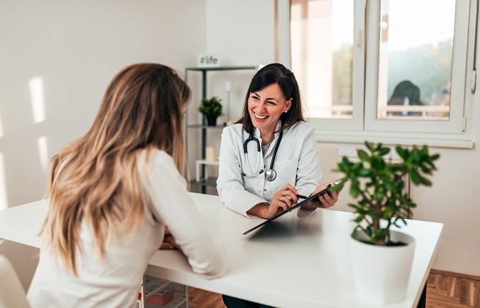 médica explicando diagnóstico para sua paciente