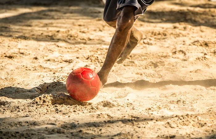 pessoa jogando futebol de praia