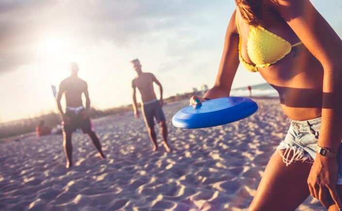 frisbee e esportes de areia para praticar na praia