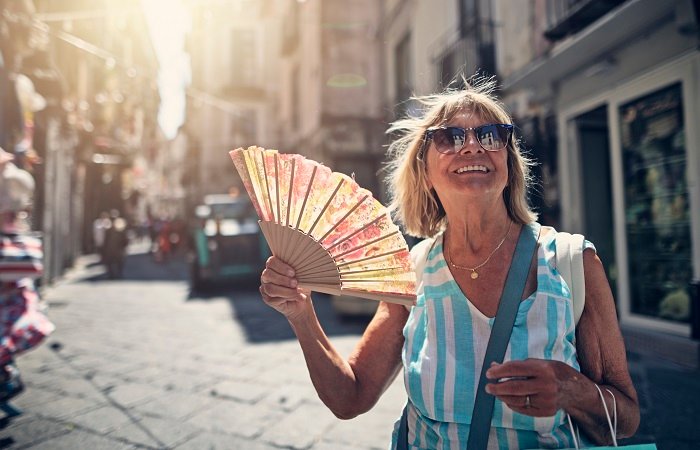 mulher com ondas de calor sintomas da menopausa