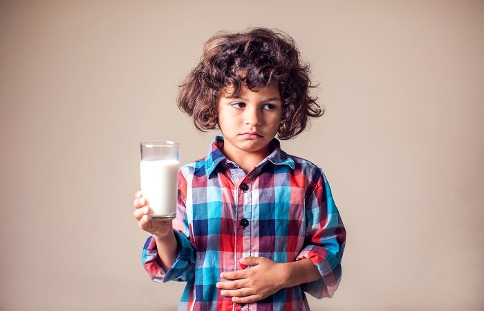 criança com dor no estômago sintoma de intolerância à lactose