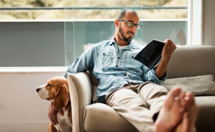 homem lendo e ilustrando dicas de livros para momento difíceis