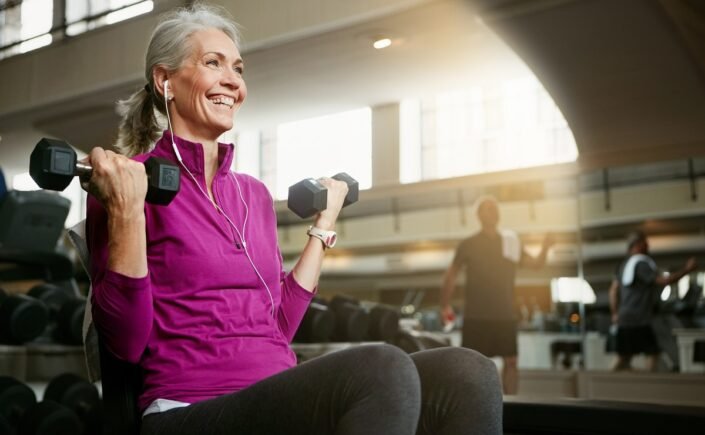 mulher se exercitando para prevenir a perda de massa muscular