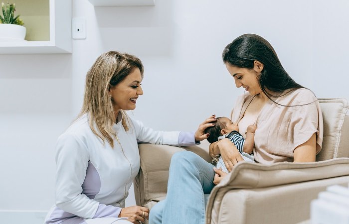 mãe e enfermeira falando sobre os benefícios da amamentação