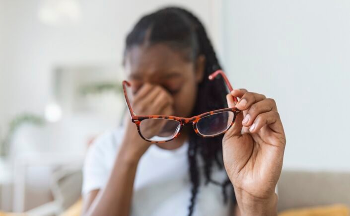 mulher identificando doenças oculares