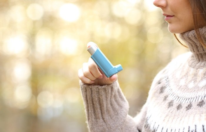 mulher com bombinha na mão demonstrando diferença entre inaladores e nebulizadores