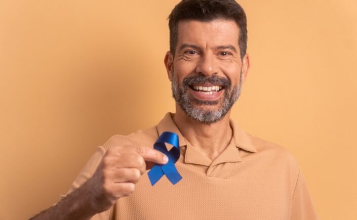 homem com o laço da campanha Novembro Azul