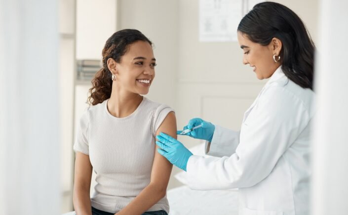 profissional de saúde aplicando vacina contra febre amarela